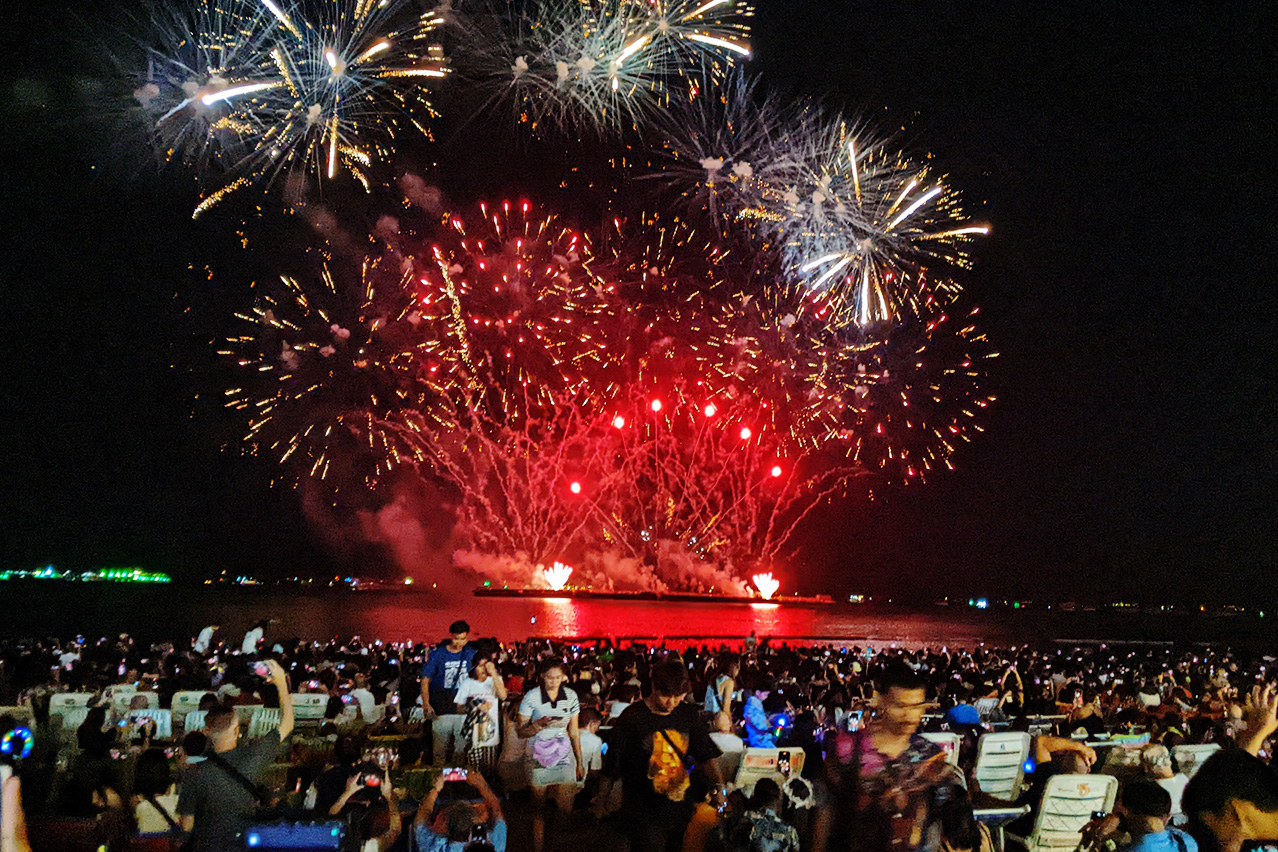 パタヤビーチで打ち上がる花火の写真